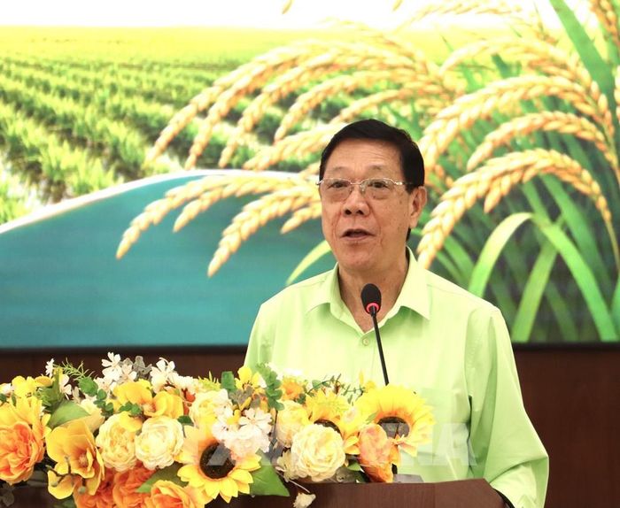 Ông Trương Công Cứ, Trưởng Ban dự án xây dựng vùng nguyên liệu lúa sinh thái Tràm Chim, phát biểu tại lễ ký kết. Ảnh: Hồng Nhung - TTXVN