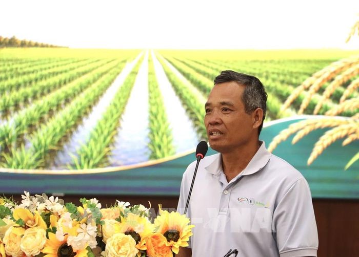 Ông Bùi Quang Sang, Tổ trưởng Tổ hợp tác lúa sếu Tràm Chim, phát biểu tại lễ lý kết. Ảnh: Hồng Nhung - TTXVN