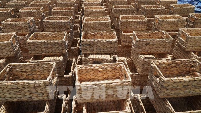 Công ty TNHH Xuất nhập khẩu Bình An Thịnh xuất khẩu các sản phẩm thủ công mỹ nghệ làm từ dây nhựa và cây cói, lục bình. Ảnh: Nhựt An - TTXVN