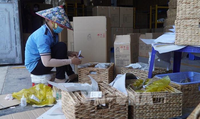Công nhân thực hiện công đoạn đóng thùng sản phẩm, chuẩn bị xuất khẩu. Ảnh: Nhựt An - TTXVN