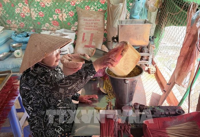 Sản xuất nhang tại xã Mỹ Hòa Hưng, tỉnh An Giang. Ảnh: Thanh Sang - TTXVN