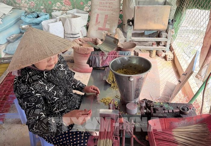 Các công đoạn làm nhang được thực hiện ngay tại hộ gia đình. Ảnh: Thanh Sang-TTXVN 