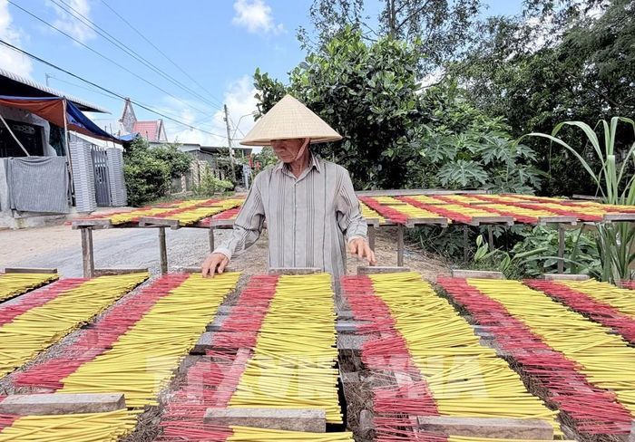Nghề làm nhang truyền thống góp phần tạo nét đặc trưng cho quê hương Chủ tịch Tôn Đức Thắng, xã Mỹ Hòa Hưng, tỉnh An Giang. Ảnh: Thanh Sang-TTXVN