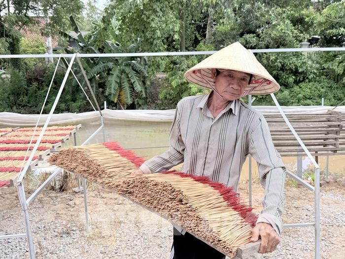 Nhang thành phẩm được mang đi phơi nắng cho khô tự nhiên. Ảnh: Thanh Sang - TTXVN