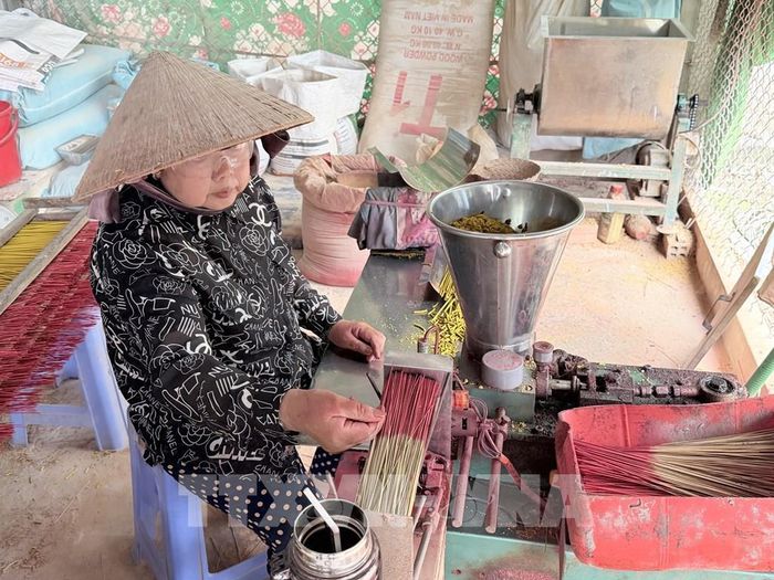 Công đoạn se, tạo hình những que nhang. Ảnh: Thanh Sang - TTXVN