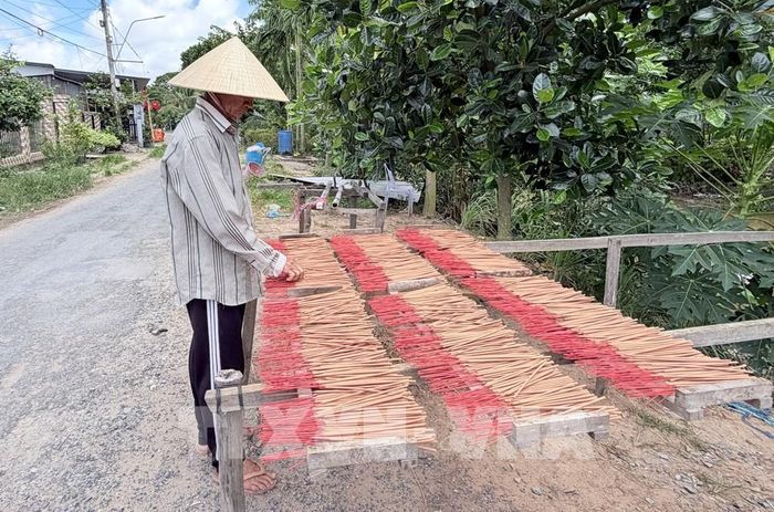 Nhang được phơi dọc các tuyến đường ở xã Mỹ Hòa Hưng, tỉnh An Giang. Ảnh: Thanh Sang - TTXVN