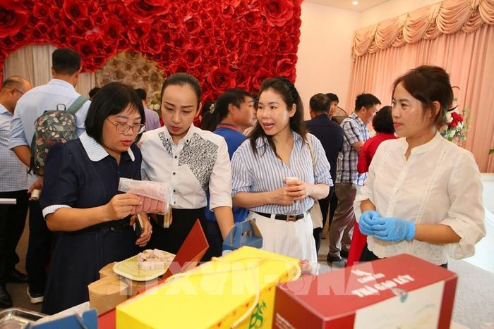 Các đại biểu tham quan các sản phẩm được bày bán, giới thiệu tại Hội nghị. Ảnh: Công Luật - TTXVN