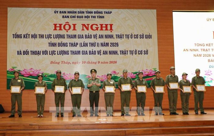 Đại diện các tập thể đạt giải Hội thi lực lượng tham gia bảo vệ an ninh, trật tự ở cơ sở giỏi tỉnh Đồng Tháp nhận Giấy khen của Giám đốc Công an tỉnh. Ảnh: Hồng Thái - TTXVN