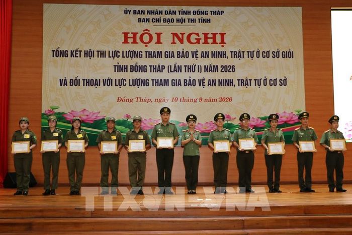 Các cá nhân có thành tích trong Hội thi lực lượng tham gia bảo vệ an ninh, trật tự ở cơ sở giỏi tỉnh Đồng Tháp nhận Giấy khen của Giám đốc Công an tỉnh. Ảnh: Hồng Thái - TTXVN