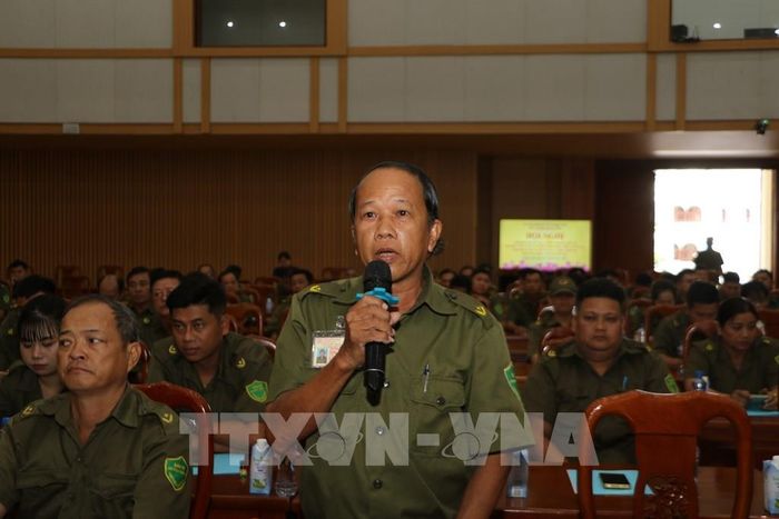 Thành viên lực lượng tham gia bảo vệ an ninh, trật tự ở cơ sở phát biểu tại buổi đối thoại. Ảnh: Hồng Thái - TTXVN