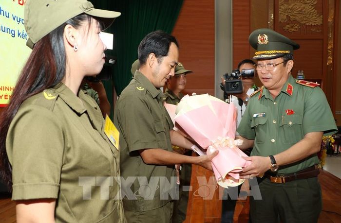 Lãnh đạo Công an tỉnh Đồng Tháp chúc mừng thành tích của Đội thi tỉnh Đồng Tháp tại vòng chung kết toàn quốc Hội thi lực lượng tham gia bảo vệ an ninh, trật tự ở cơ sở giỏi. Ảnh: Hồng Thái - TTXVN