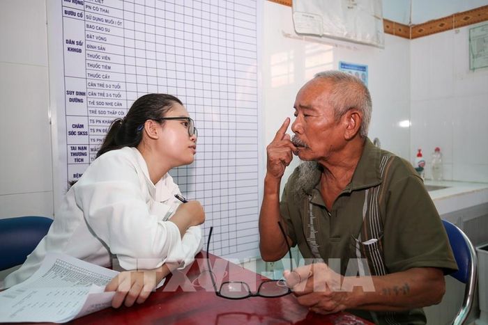 Khám sức khỏe cho nhân dân vùng biên giới xã Ninh Điền, tỉnh Tây Ninh, nơi có 10 ấp đồng bào dân tộc thiểu số, góp phần chăm lo sức khỏe và bảo đảm an sinh xã hội. Ảnh: Giang Phương - TTXVN