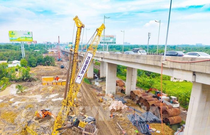 Thi công cầu cạn tại Dự án mở rộng đoạn cao tốc Thành phố Hồ Chí Minh - Long Thành. Ảnh: Công Phong - TTXVN