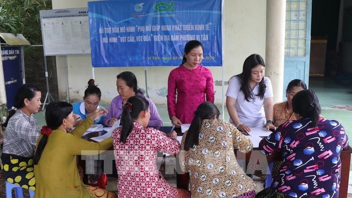 Hội viên phụ nữ phường Vị Tân đăng ký tham gia mô hình vót câu, vót đũa. Ảnh: Nguyễn Hằng - TTXVN