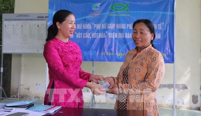 Trao hỗ trợ vốn ban đầu cho chị em phụ nữ tham gia mô hình vót câu, vót đũa được tài trợ từ nguồn vốn của Dự án Na uy. Ảnh: Nguyễn Hằng - TTXVN