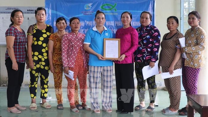 Trao quyết định thành lập mô hình phụ nữ dân tộc giúp nhau phát triển kinh tế. Ảnh: Nguyễn Hằng - TTXVN