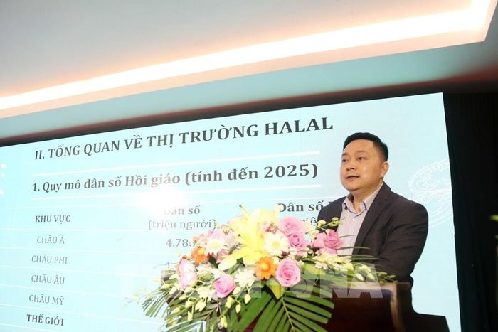 Ông Nguyễn Thành Duy, Phó Vụ trưởng Vụ Trung Đông - Châu Phi (Bộ Ngoại giao), thông tin về thị trường Halal toàn cầu và một số định hướng phát triển ngành Halal Việt Nam. Ảnh: Hoài Thu – TTXVN