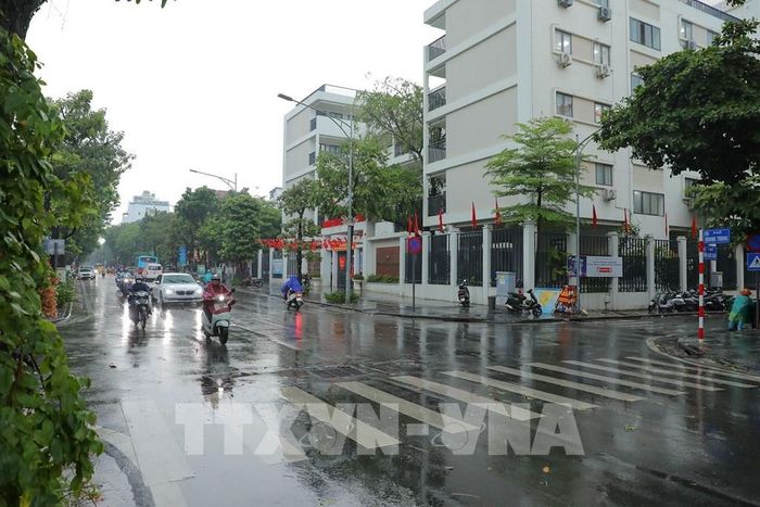 Mưa to chiều 10/9 nhưng ngã tư Quang Trung - Trần Quốc Toản không còn tình trạng nước dồn ứ kéo dài, các phương tiện di chuyển thuận lợi. Ảnh: Lê Đông - TTXVN 