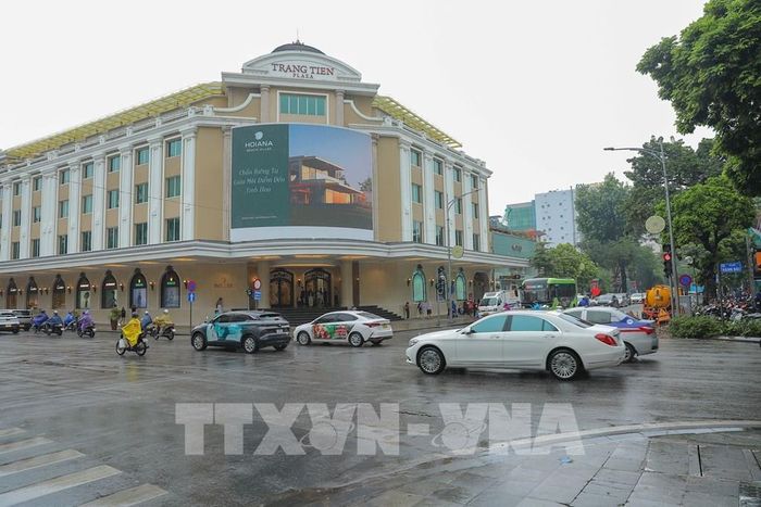 Sau trận mưa to chiều 10/9, khu vực ngã tư Hai Bà Trưng - Hàng Bài không xảy ra tình trạng ngập úng như trước, phương tiện lưu thông thuận lợi. Ảnh: Lê Đông - TTXVN