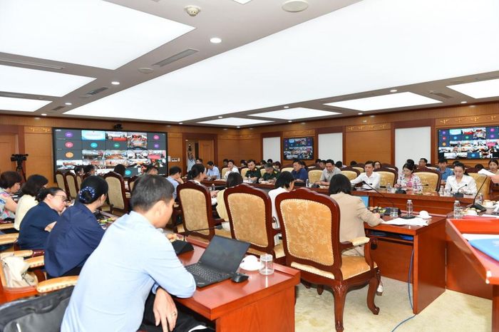 Hội nghị được tổ chức trực tiếp kết hợp trực tuyến. Ảnh: MOF