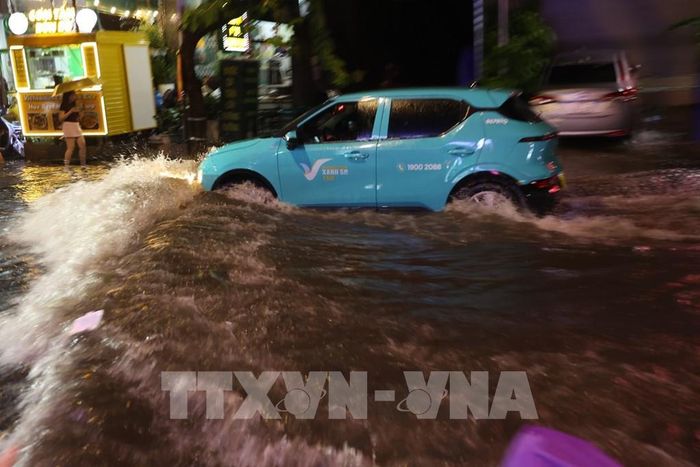 Ngập sâu trên đường Quốc Hương, phường Thảo Điền. Ảnh: Hồng Đạt - TTXVN 