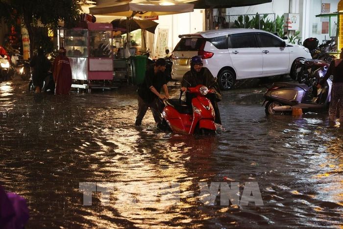 Ngập sâu trên đường Quốc Hương, phường Thảo Điền. Ảnh: Hồng Đạt - TTXVN 