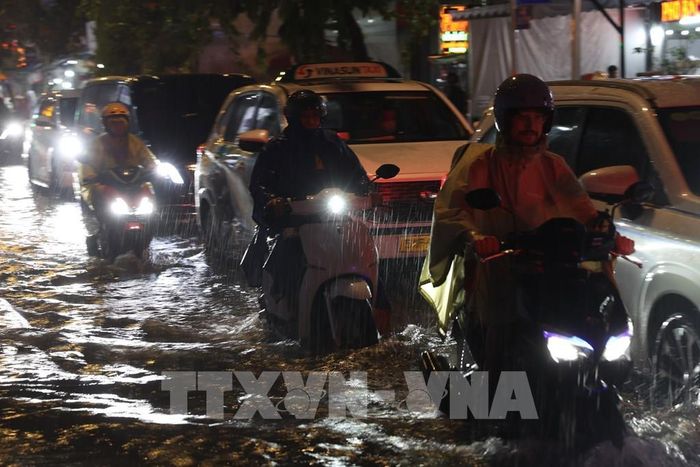 Người dân TP. Hồ Chí Minh di chuyển trong cơn mưa lớn chiều 10/9/2026. Ảnh: Hồng Đạt - TTXVN 