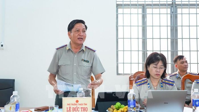 Ông Lê Đức Thọ, Phó Trưởng Thi hành án dân sự tỉnh Tây Ninh, giải trình đối với các yêu cầu của đoàn giám sát về công tác thụ lý, giải quyết, thi hành án. Ảnh: Minh Phú – TTXVN