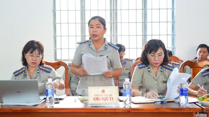 Bà Nguyễn Thị Lành, Trưởng Phòng Thi hành án dân sự khu vực XI – Tây Ninh, báo cáo việc thụ lý, giải quyết, thi hành án dân sự trên địa bàn quản lý. Ảnh: Minh Phú – TTXVN