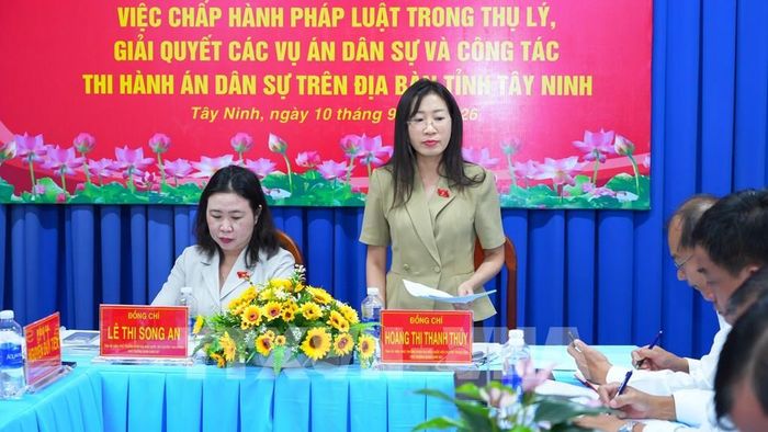 Phó Trưởng đoàn Chuyên trách, Đoàn Đại biểu Quốc hội Đơn vị tỉnh Tây Ninh Hoàng Thị Thanh Thúy đề nghị làm rõ nguyên nhân chưa triển khai được xét xử trực tuyến đối với án dân sự. Ảnh: Minh Phú – TTXVN