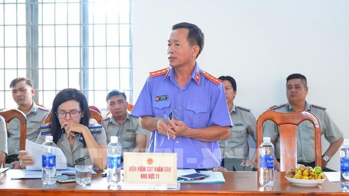 Ông Đặng Văn Mỳ, Phó Viện trưởng Viện Kiển sát nhân dân khu vực 11 – Tây Ninh trình bày công tác phối hợp trong hiệu quả cưỡng chế thi hành án và kháng nghị của Viện Kiểm sát. Ảnh: Minh Phú – TTXVN