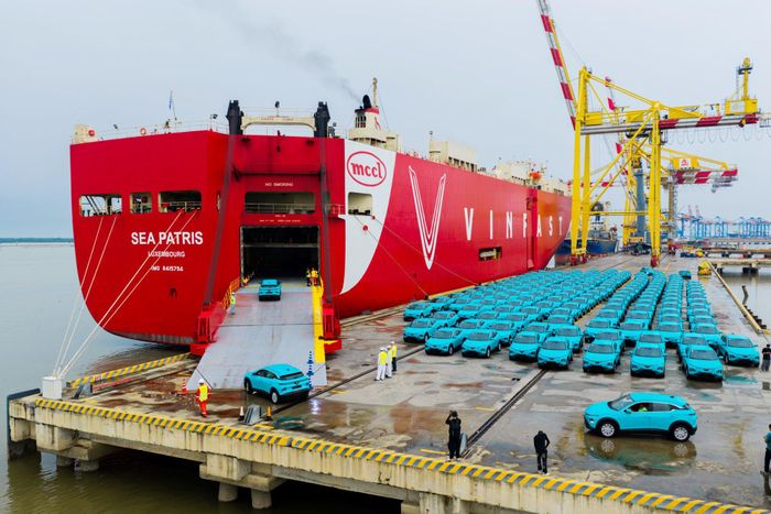 Hàng loạt xe điện VinFast lên tàu RORO Sea Patris khổng lồ xuất khẩu.