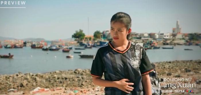 Cú sốc này đáng lẽ có thể khiến Minh quay về, nhưng cô vẫn không chịu từ bỏ bóng đá. 