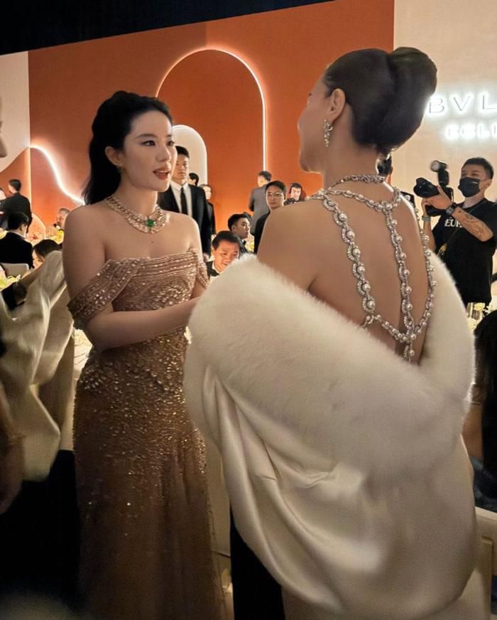 Lưu Diệc Phi và Hồ Ngọc Hà chào hỏi, trò chuyện tại bữa tiệc.