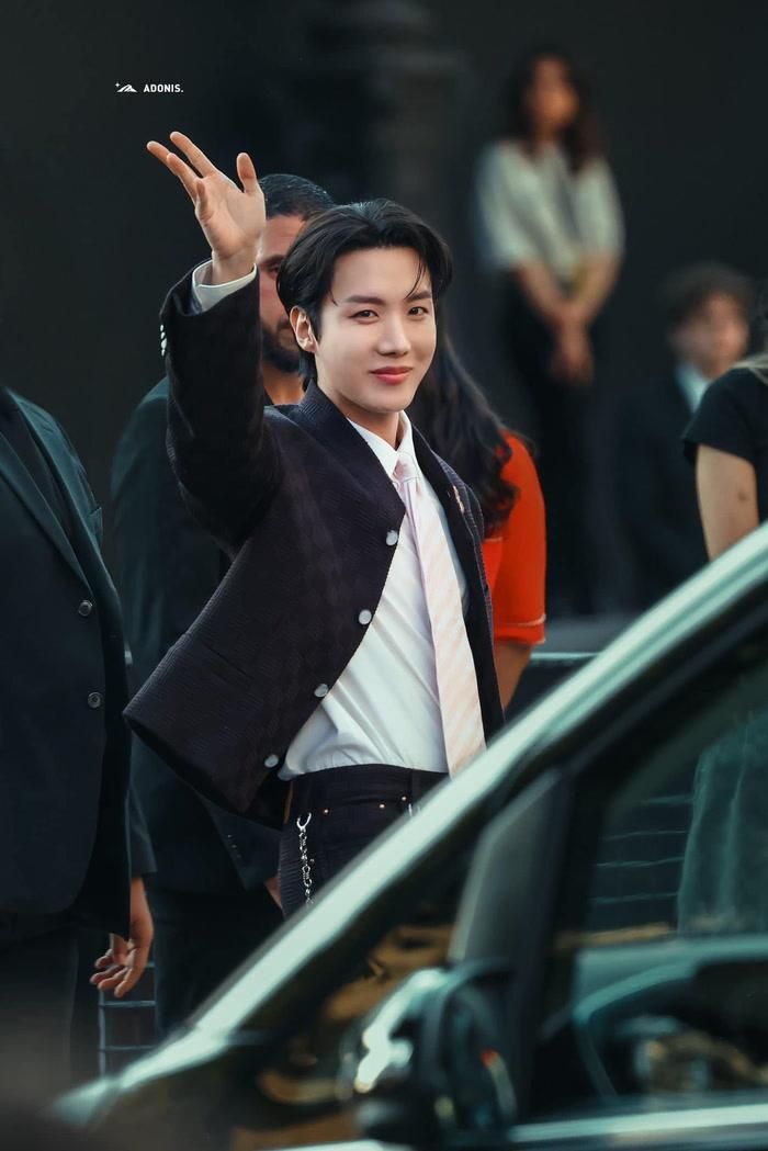 Nhiều khán giả dành lời khen cho cách J-Hope thể hiện tình cảm với fandom.