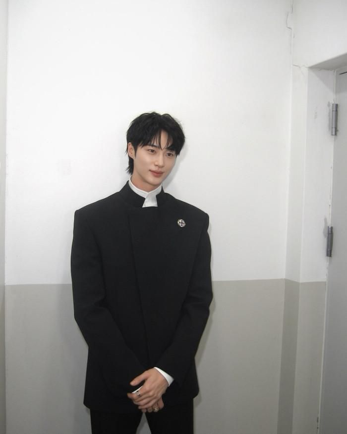 Byeon Woo Seok được nhiều đồng nghiệp và khán giả ủng hộ trong khi đang quay phim mới.