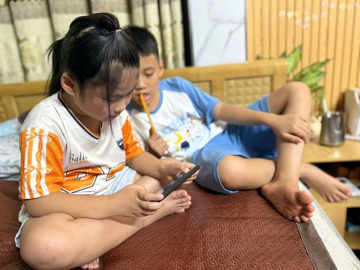 Chiếc bẫy bắt chước vô thức của trẻ khi sử dụng điện thoại quá nhiều.