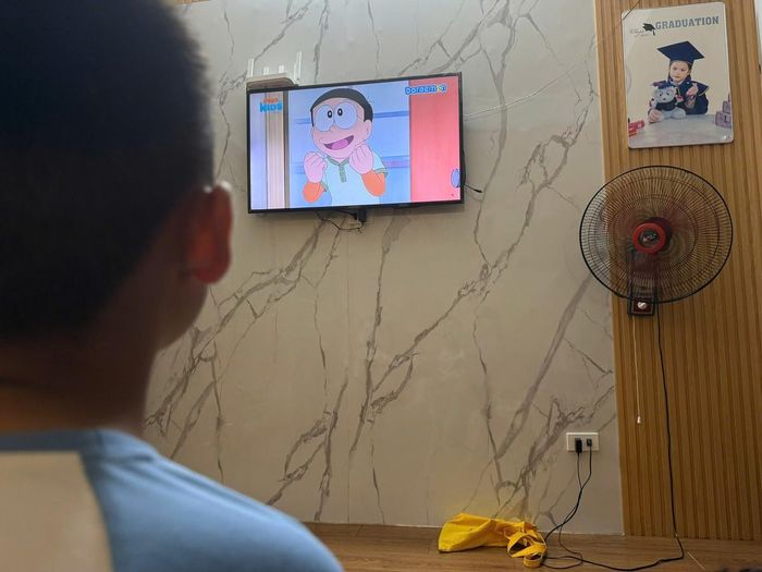 Nhiều trẻ say mê dán mắt vào màn hình TV, điện thoại