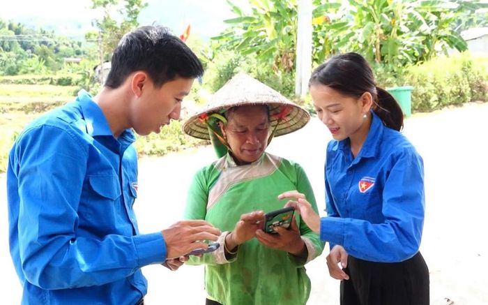 Chị Quyết hỗ trợ người dân cài đặt phần mềm VNeID trên điện thoại thông minh
