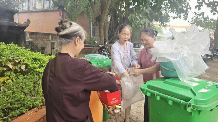 Tăng ni, phật tử tham gia dọn dẹp vệ sinh cảnh quan, bảo vệ môi trường.