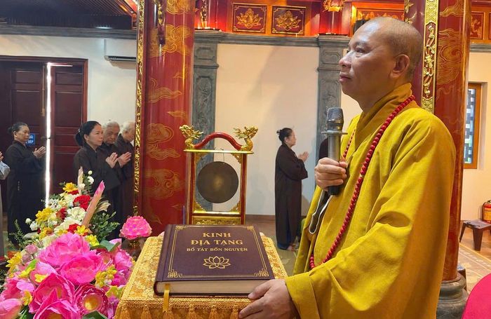 Thượng tọa Thích Quảng Truyền, Trưởng ban Trị sự Giáo hội Phật giáo Việt Nam tỉnh Lạng Sơn chủ trì buổi lễ.