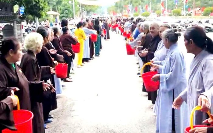 Ngay từ sáng sớm ngày 10/9, gần 1000 nữ tăng ni, phật tử và nhân dân đã tham gia hoạt động thả cá bảo vệ môi trường. Ảnh: Duy Chiến.