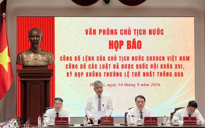 Phó Chủ nhiệm Văn phòng Chủ tịch nước Cấn Đình Tài công bố Lệnh của Chủ tịch nước đối với các luật được Quốc hội thông qua tại Kỳ họp không thường lệ thứ Nhất