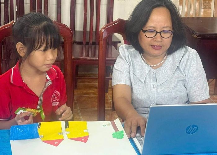 Một em nhỏ chia sẻ cùng chuyên gia