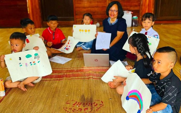Đại diện đoàn đánh giá của Tổ chức UNICEF trao đổi cùng các em nhỏ