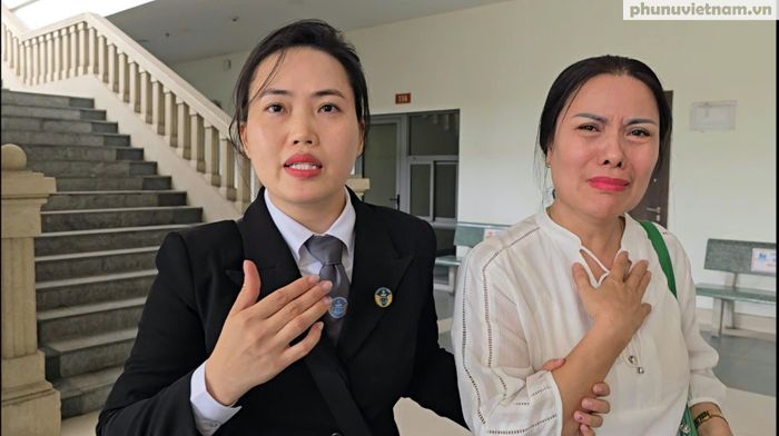 Luật sư và bị cáo Nguyễn Thị Bình (bên phải) trao đổi với phóng viên Báo Phụ nữ Việt Nam bên ngoài phòng xử án sau phiên xét xử sáng 10/9.