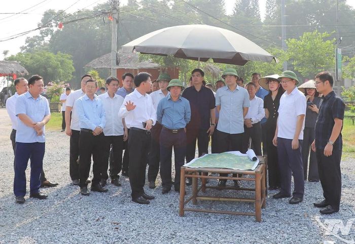 Đoàn công tác kiểm tra, nghe báo cáo về tình hình triển khai Dự án Sân lễ hội của Cụm di tích trung tâm xã Phú Đình và Dự án Tượng đài Chủ tịch Hồ Chí Minh tại Đèo De. Ảnh: Báo và Phát thanh, Truyền hình Thái Nguyên