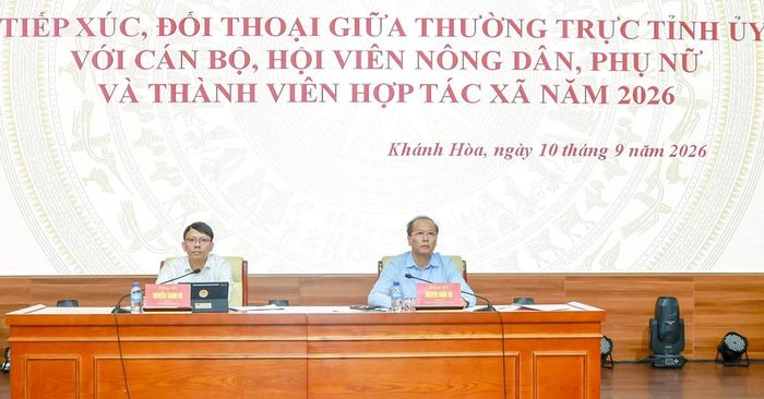 Ông Nguyễn Thanh Hà, Tỉnh ủy viên, Phó Chủ tịch UBND tỉnh, kiêm Trưởng ban Vì sự tiến bộ của Phụ nữ tỉnh (bên trái) và ông Nguyễn Khắc Hà, Phó Bí thư Tỉnh ủy, Chủ tịch Ủy ban MTTQ Việt Nam tỉnh, chủ trì Hội nghị.
