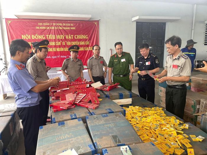 Thời gian qua, Công an tỉnh Quảng Ninh phối hợp lực lượng chức năng triệt phá, ngăn chặn nhiều vụ án buôn lậu thuốc lá các loại với số lượng lớn.