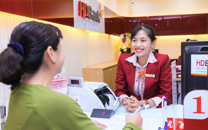 Ảnh minh họa: Khách hàng giao dịch tại HDBank